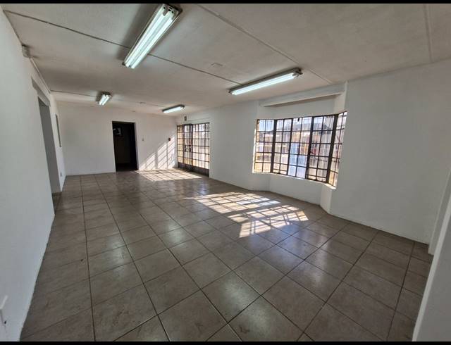 558M² WAREHOUSE TO LET IN JET PARK